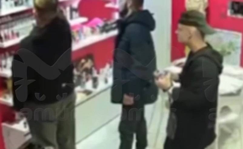 Двое парней стащили игрушки из магазина для взрослых Двое парней стащили игрушки из магазина для взрослых