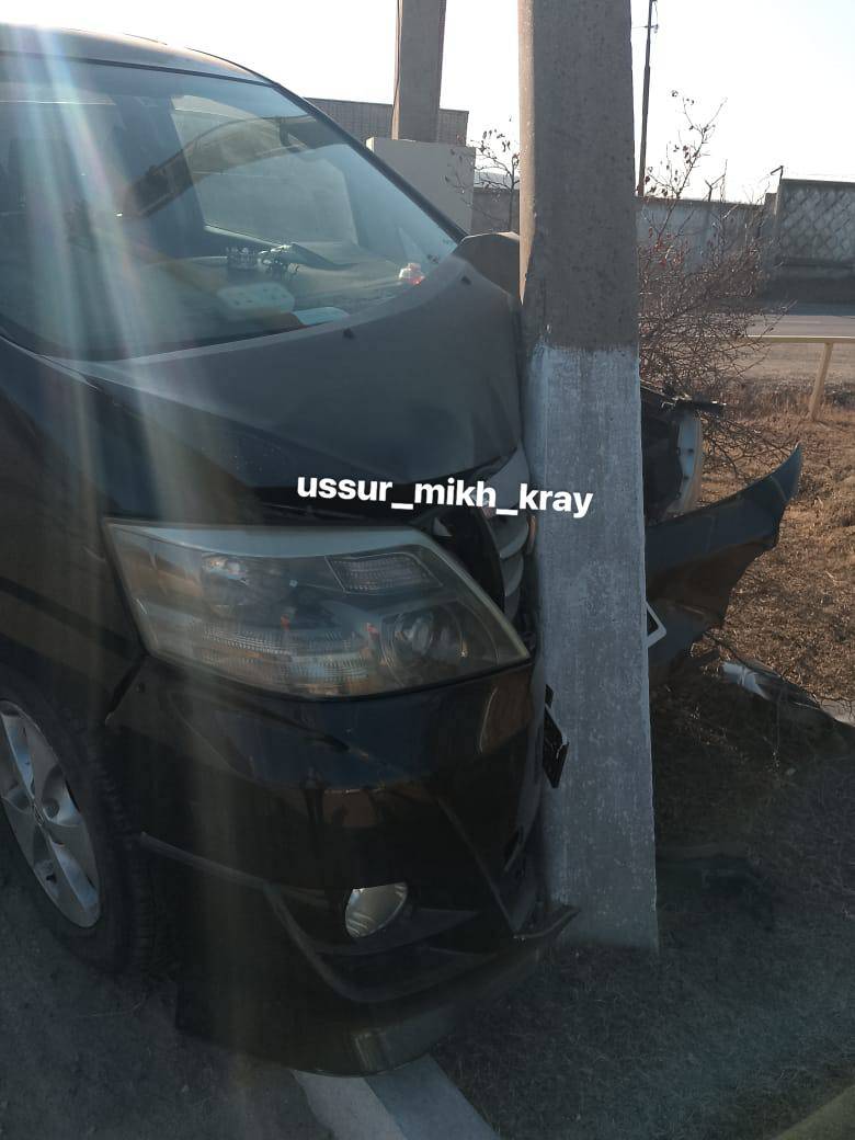 "Неудачно заправился": автомобиль врезался в столб на АЗС в Приморье "Неудачно заправился": автомобиль врезался в столб на АЗС в Приморье