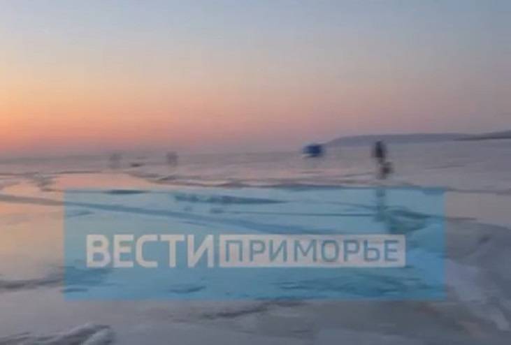 Тело утонувшего рыбака достали из воды во Владивостоке Тело утонувшего рыбака достали из воды во Владивостоке