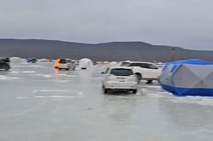 «На кону - жизнь»: в Амурском заливе и в бухтах Русского рыбаки не боятся уйти под лед «На кону - жизнь»: в Амурском заливе и в бухтах Русского рыбаки не боятся уйти под лед