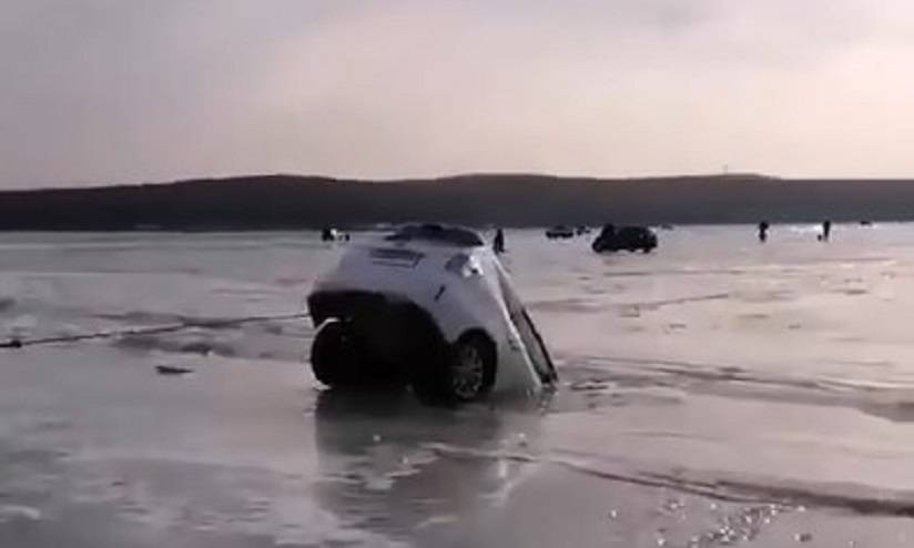 Рыбак «обменял» автомобиль на рыбку на льду Амурского залива Рыбак «обменял» автомобиль на рыбку на льду Амурского залива