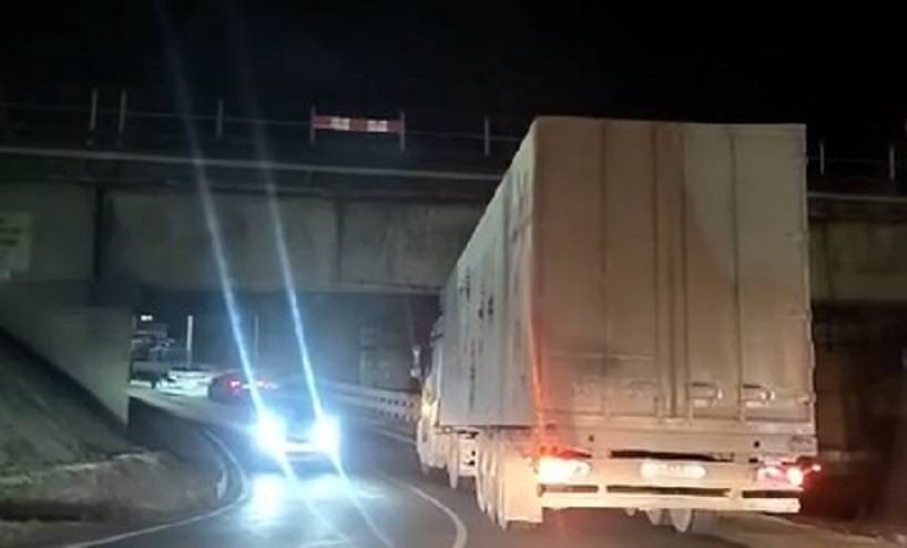 Большегруз застрял под мостом