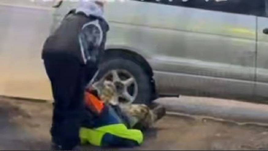 Дама «разобралась» с мужчиной, сидящим рядом с ее машиной во Владивостоке Дама «разобралась» с мужчиной, сидящим рядом с ее машиной во Владивостоке