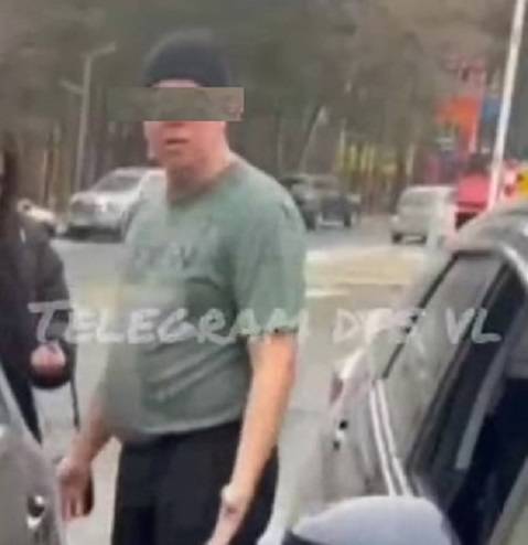 Оскорбляя двух девушек, мужчина устроил «дебош» на дороге Владивостока Оскорбляя двух девушек, мужчина устроил «дебош» на дороге Владивостока