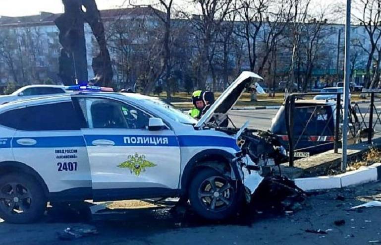 Дама за рулем авто влетела в машину ДПС Дама за рулем авто влетела в машину ДПС
