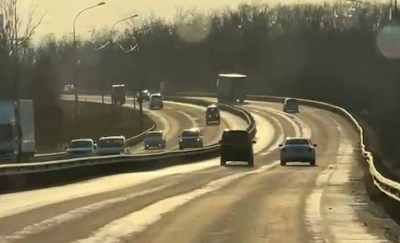 Гололед на дорогах Приморья, машины бьются и летят в кювет