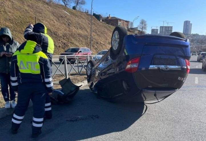 Серьезное ДТП спровоцировало пробку на дороге Владивостока Серьезное ДТП спровоцировало пробку на дороге Владивостока