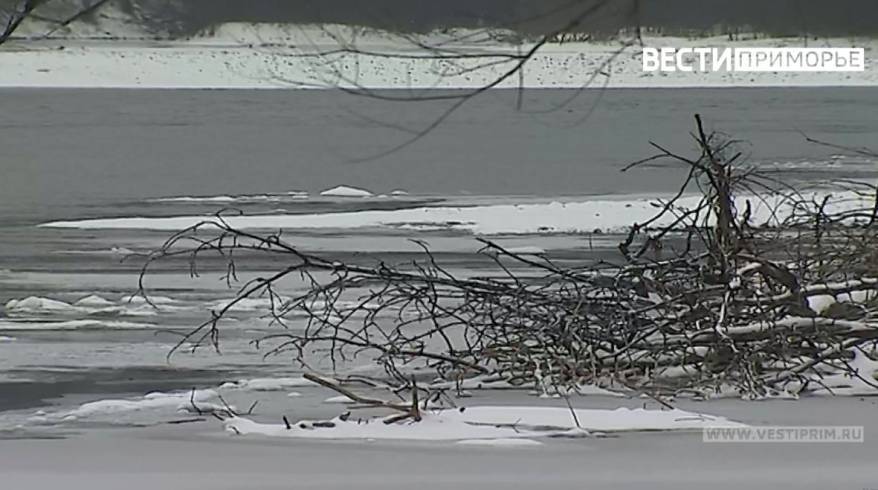 Водолазы обнаружили автомобиль с телом утонушего рыбака в реке в Приморье Водолазы обнаружили автомобиль с телом утонушего рыбака в реке в Приморье
