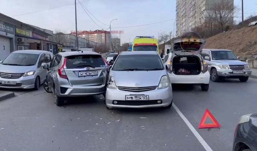Скорая примчалась на место массовой аварии во Владивостоке