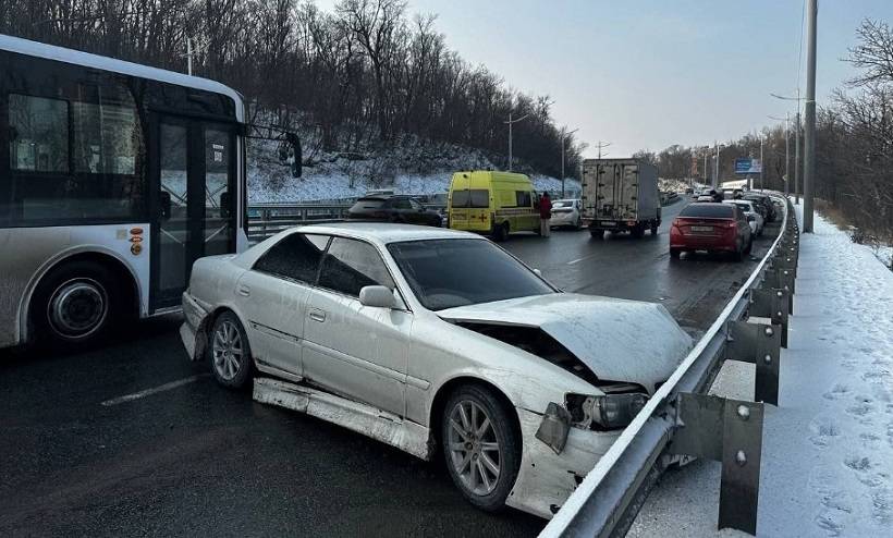 Серьезная авария на трассе во Владивостоке, машины встали