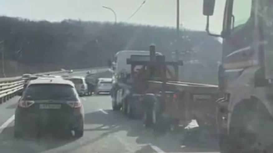 Собирается пробка: три авто перегородили часть объездной дороги во Владивостоке