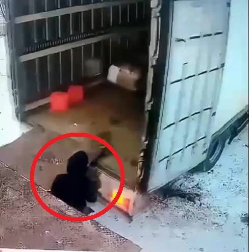 Жуткие кадры видео: грузовик, сдавая назад, насмерть задавил мужчину Жуткие кадры видео: грузовик, сдавая назад, насмерть задавил мужчину