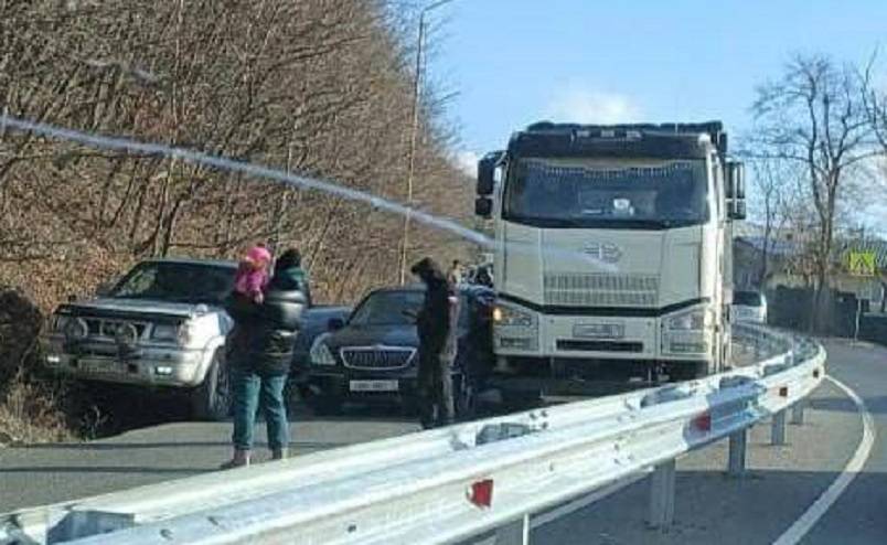 Дорога полностью перекрыта из-за ДТП во Владивостоке Дорога полностью перекрыта из-за ДТП во Владивостоке