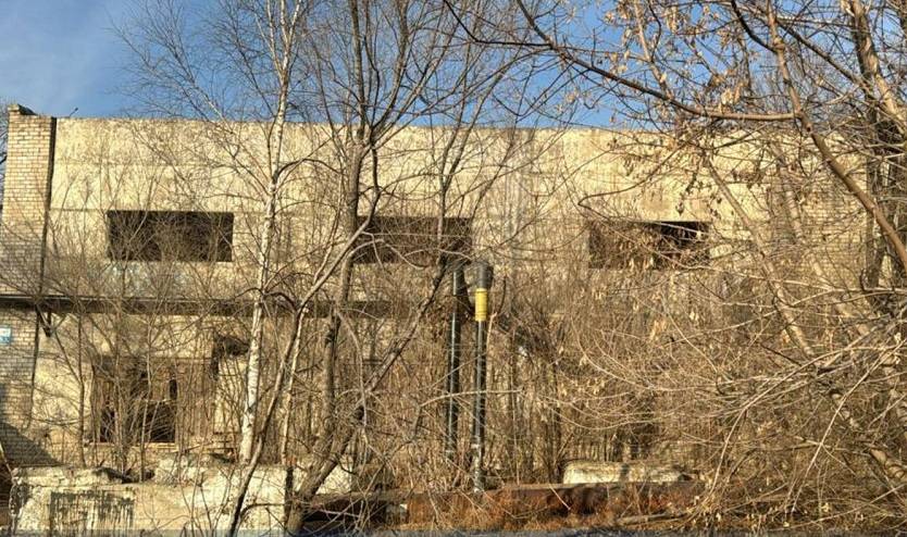 Девочка упала с высоты второго этажа заброшенного здания в Приморье Девочка упала с высоты второго этажа заброшенного здания в Приморье