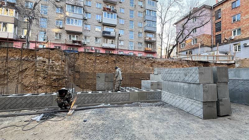 Подпорную стену продолжают возводить на улице Прапорщика Комарова. Из чего ставят блоки? Подпорную стену продолжают возводить на улице Прапорщика Комарова. Из чего ставят блоки?