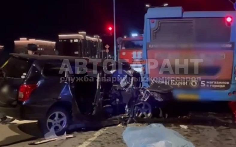 Тело водителя в пакете: жуткие кадры аварии на Русском острове Тело водителя в пакете: жуткие кадры аварии на Русском острове