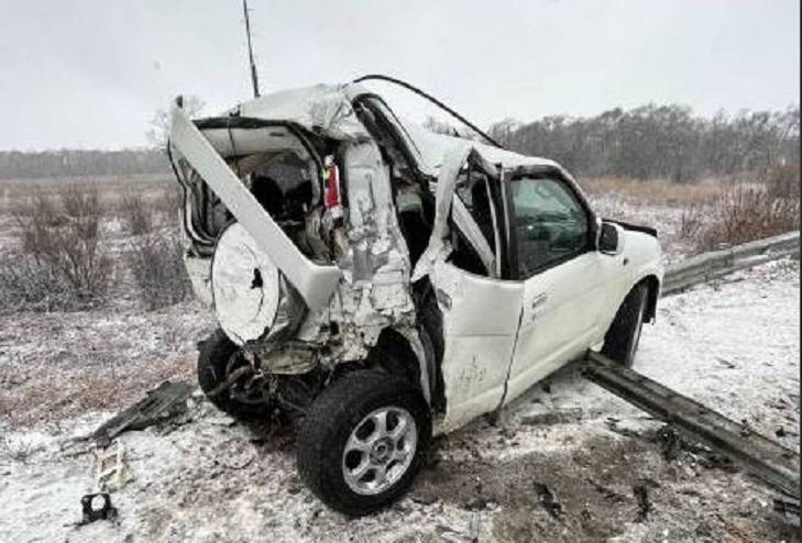 Авто всмятку: Daihatsu влетел в грузовик на трассе в Приморье