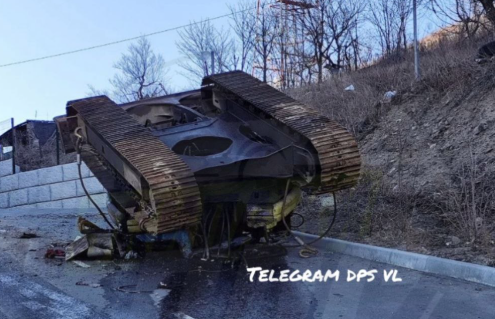 Вверх гусеницами: тяжелая техника рухнула со склона во Владивостоке Вверх гусеницами: тяжелая техника рухнула со склона во Владивостоке