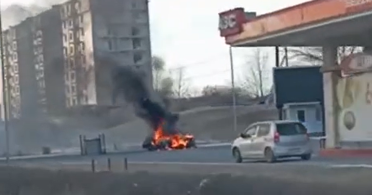 Автомобиль вспыхнул рядом с автозаправкой в Приморье