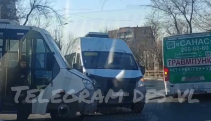 Сразу три пассажирских автобуса попали в ДТП во Владивостоке
