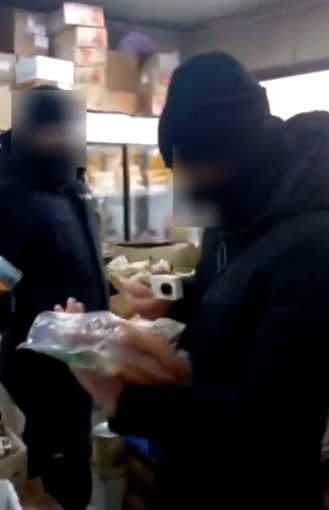 Мужчины в балаклавах разгромили магазин с "просрочкой" во Владивостоке