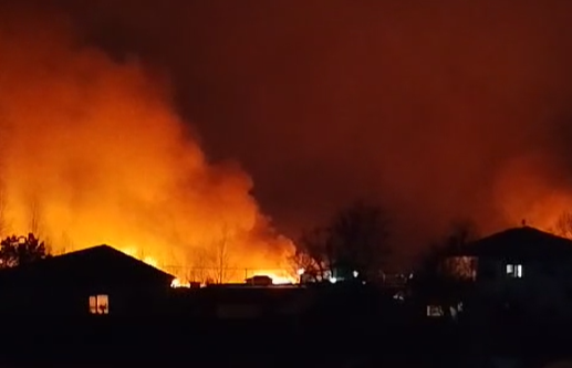 Мощный пожар подобрался к домам в Воздвиженке
