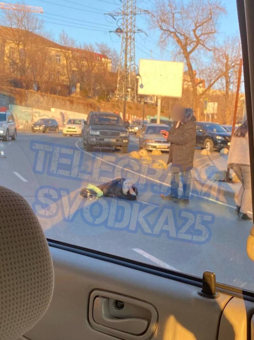 Лежит в крови: дорожный инцидент произошел во Владивостоке