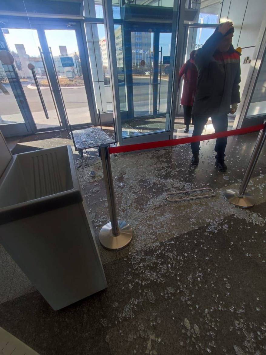Инцидент в ДВФУ: разбита стеклянная дверь на главном входе в вуз