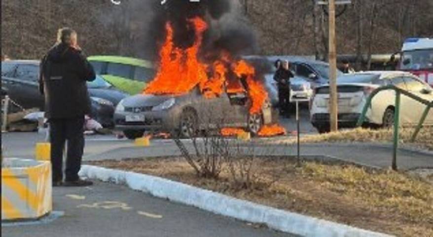 Авто загорелось на ходу недалеко от больницы во Владивостоке Авто загорелось на ходу недалеко от больницы во Владивостоке