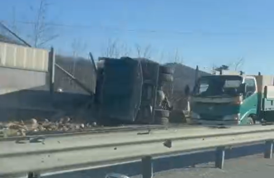Водитель большегруза погиб: подробности страшной аварии в пригороде Владивостока Водитель большегруза погиб: подробности страшной аварии в пригороде Владивостока