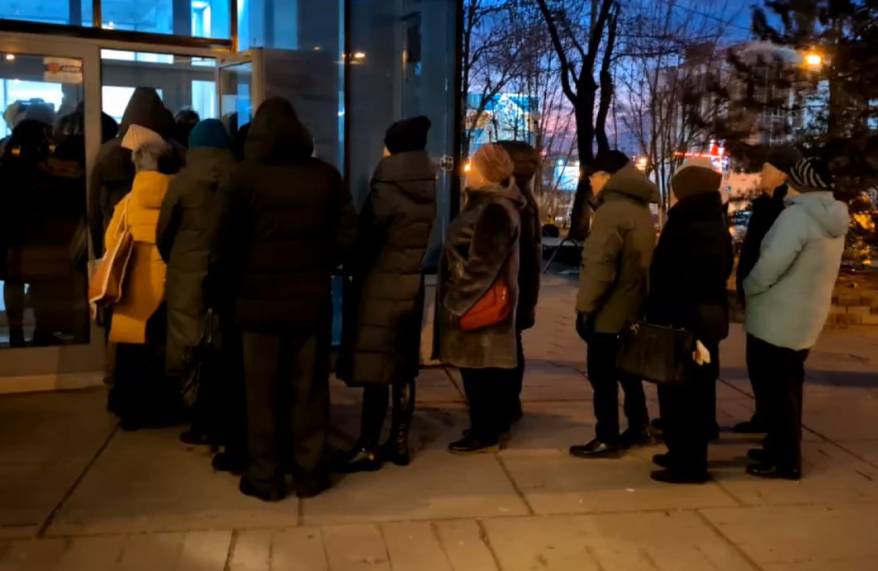«Очередь с улицы»: ажиотаж у авиакассы удивил жителей Владивостока