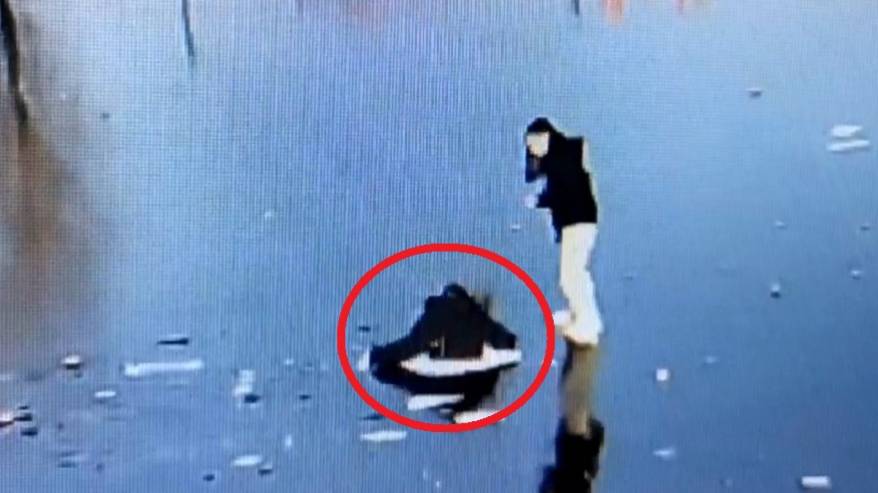 Девочка провалилась под лед во Владивостоке Девочка провалилась под лед во Владивостоке