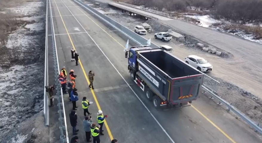 Открыто движение машин по обновленному мосту возле поселка Пограничный