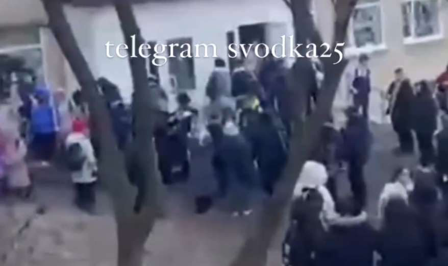"Мама, мы еле как вышли": детей срочно эвакуировали из школы во Владивостоке