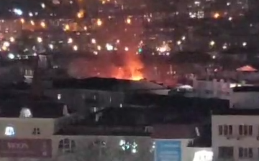В эти минуты во Владивостоке в районе Спортивной полыхает пожар