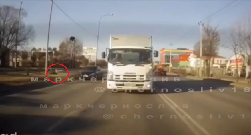 "Вот это он взлетел": момент жуткого ДТП попал на видео в Уссурийске