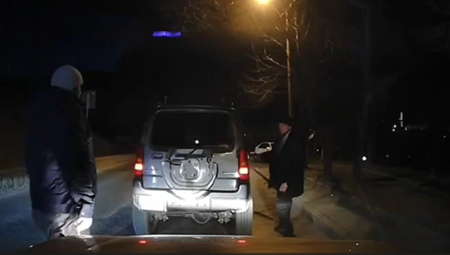 Запустил бутылкой: дорожный инцидент во Владивостоке попал на видео
