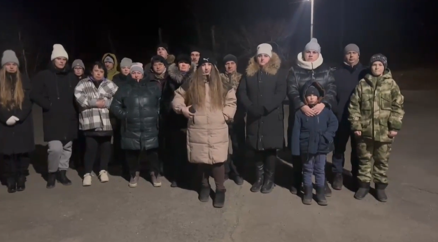 Люди боятся выйти из дома: жители поселка Приморский записали обращение к властям