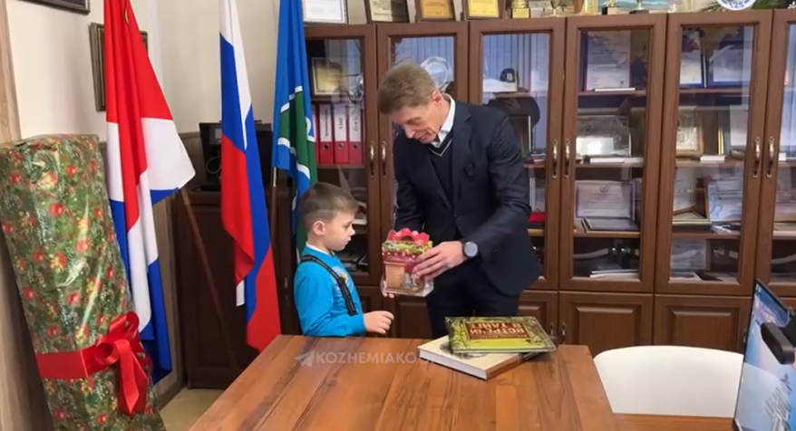 Олег Кожемяко исполнил новогоднюю мечту приморского мальчика
