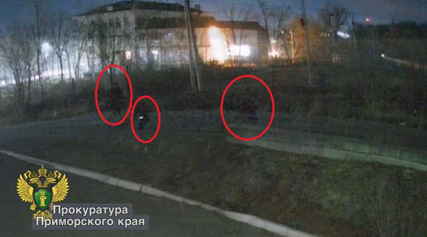 Трое убегают: на видео попали предполагаемые участники инцидента в школе в Приморье