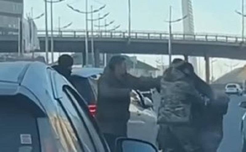 Трое на одного: потасовка на дороге Владивостока попала на видео Трое на одного: потасовка на дороге Владивостока попала на видео