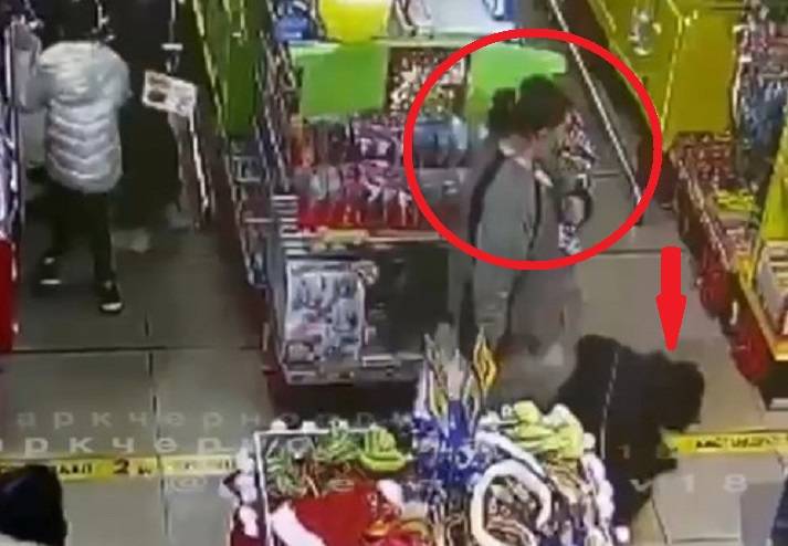Девочка упала от удара незнакомки в детском магазине в Приморье Девочка упала от удара незнакомки в детском магазине в Приморье