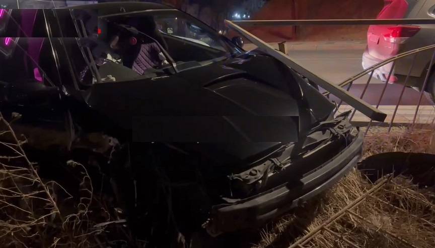 Ночной гонщик на чужом авто влетел в забор