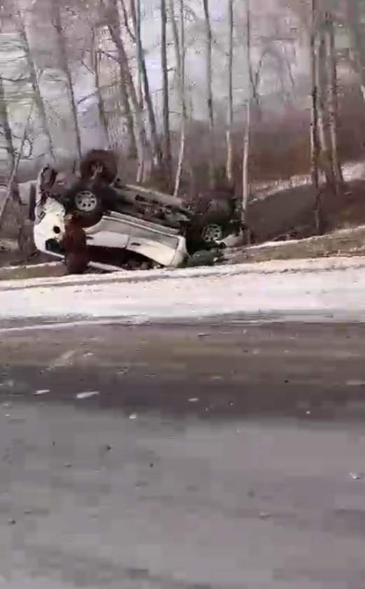 Джип перевернулся между Осиновкой и Ивановкой. Вызвали пожарных (Видео)