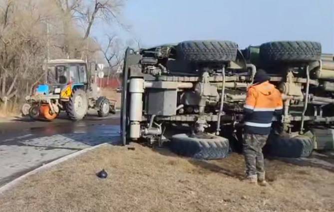Авто с опасным грузом перевернулось на дороге в Приморье Авто с опасным грузом перевернулось на дороге в Приморье