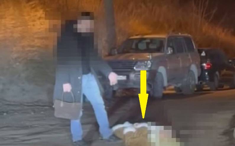 Женщина легла на дорогу во Владивостоке, уговоры мужчины не помогали Женщина легла на дорогу во Владивостоке, уговоры мужчины не помогали