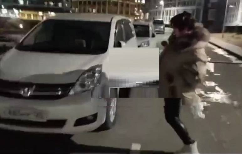 «Что у нее в голове?»: дама устроила «войну» припаркованным авто во Владивостоке «Что у нее в голове?»: дама устроила «войну» припаркованным авто во Владивостоке