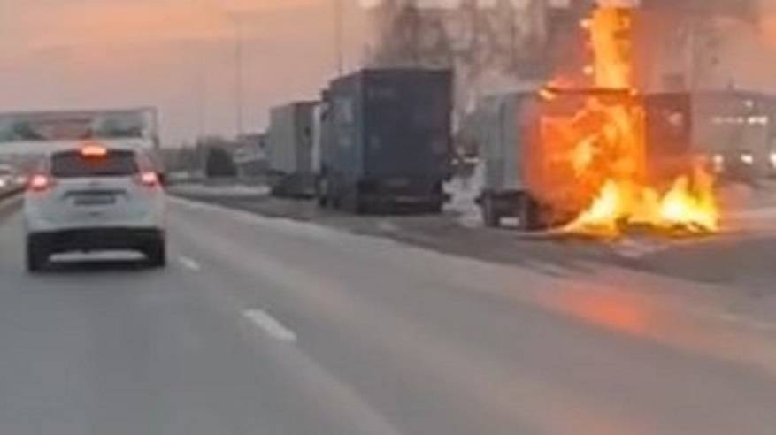 Грузовик полыхает у АЗС на аэропортовской трассе в Приморье (видео) Грузовик полыхает у АЗС на аэропортовской трассе в Приморье (видео)