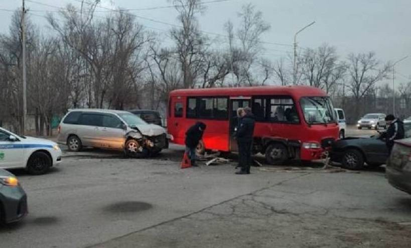 Водитель автобуса устроил массовое ДТП на дороге Артема: подробности