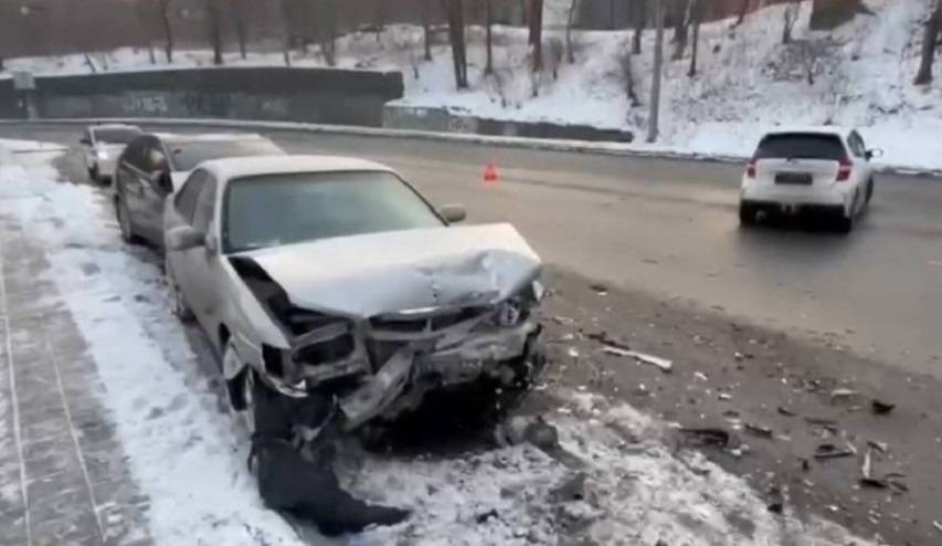 Несколько припаркованных авто разбиты в ДТП во Владивостоке